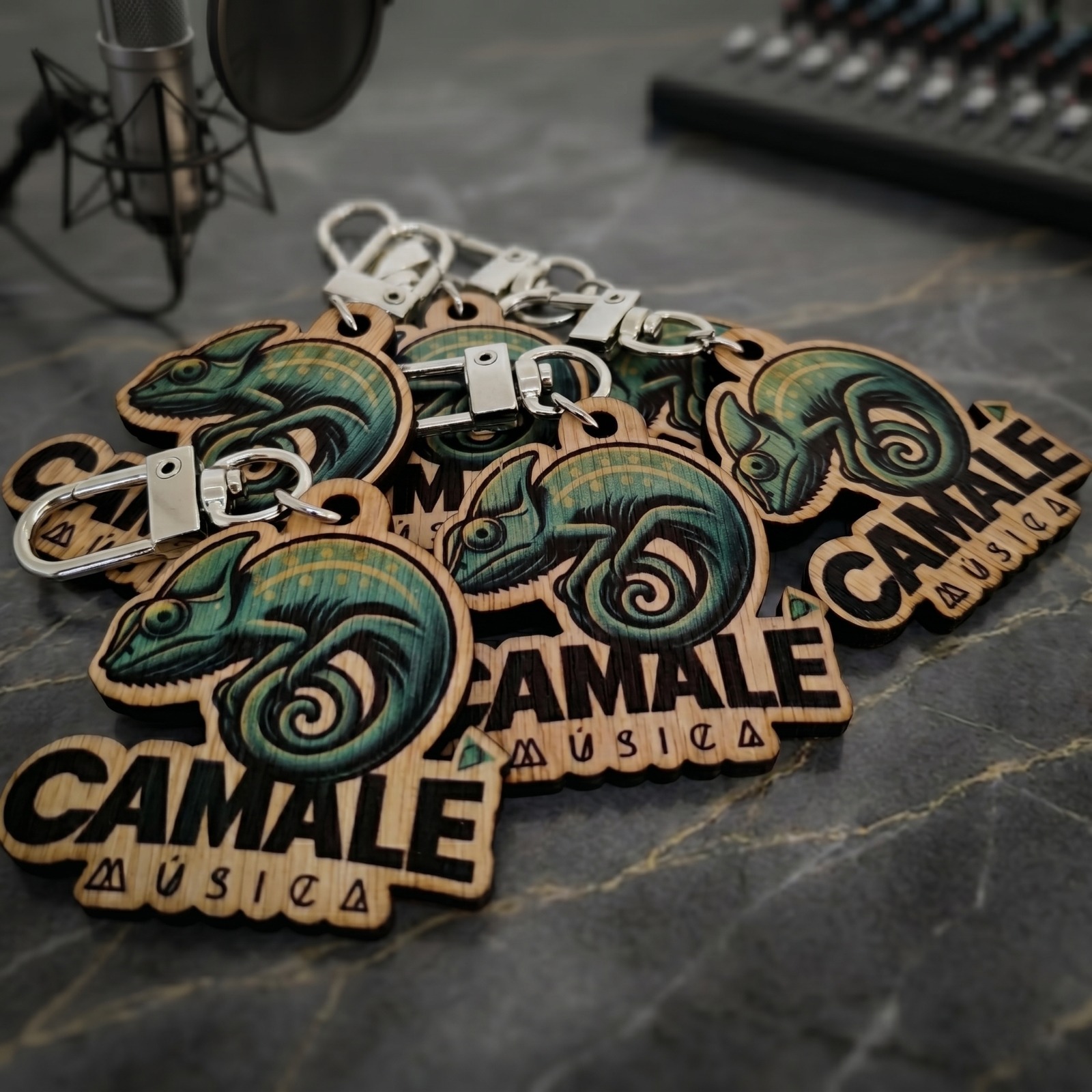 Llaveros Corporativos Personalizados en Madera - Imagen 2